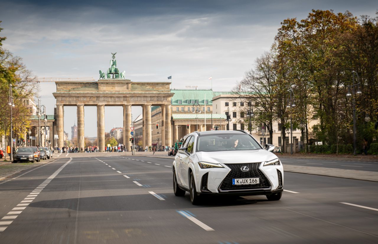 NOWY LEXUS UX Z TRZEMA NAPĘDAMI. CO ZMIENIONO W MIEJSKIM CROSSOVERZE?